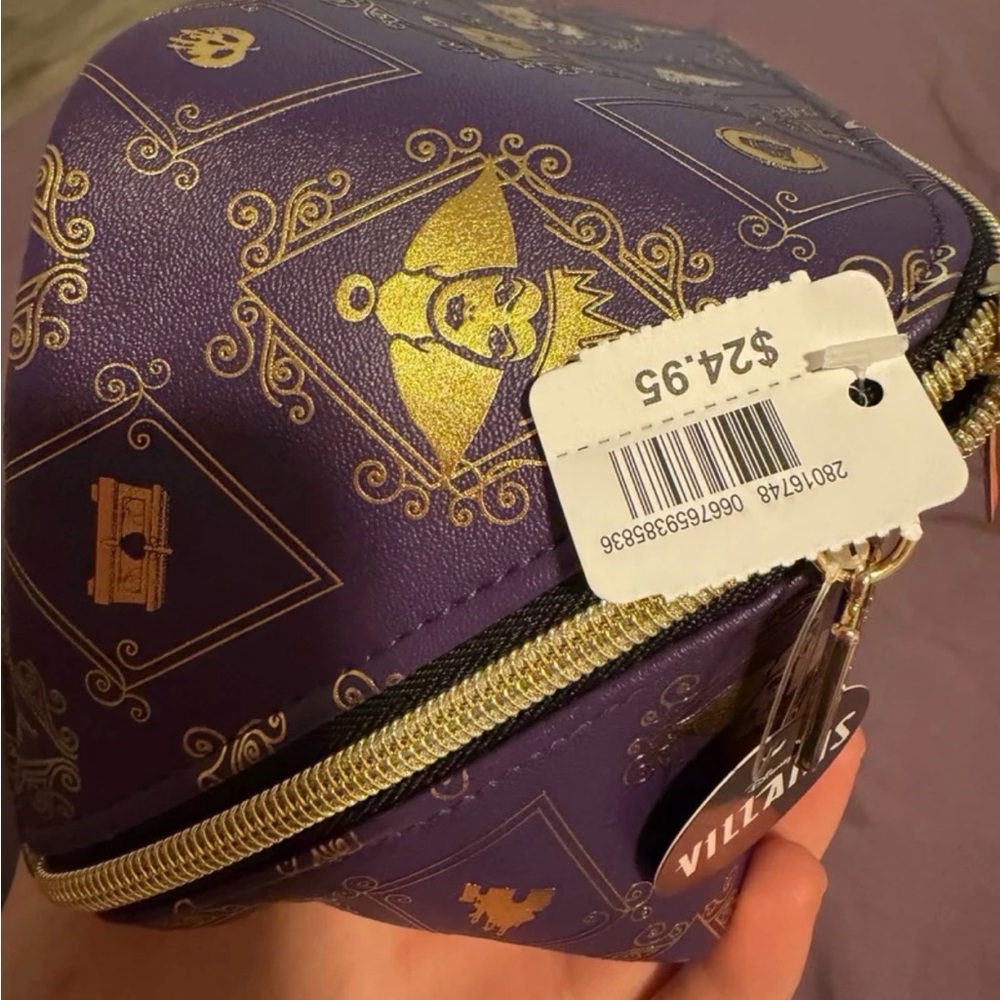 New with tag Disney Villains Evil queen cosmetic bag. - Picture 3 of 4